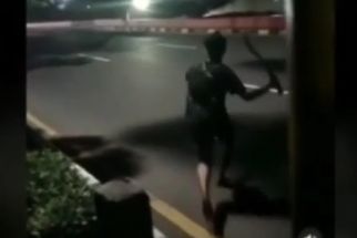 Aksi Sekelompok Pemuda Ayunkan Celurit di Jalan Merr Surabaya Viral, Polisi Bilang Begini - JPNN.com Jatim