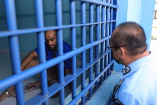 Habib Berada di Sel Tahanan dengan Seragam Birunya, Duduk Termenung, Lihat - JPNN.com Jatim