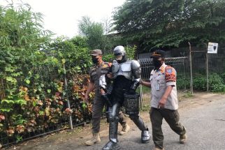 Kocak, Seorang Pengamen Berkostum RoboCop Diamankan Satpol PP Kota Depok - JPNN.com Jabar