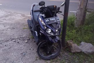 Menghantam Mobil, Sepeda Motor Ini Ringsek, Pengendara Patah Tulang Dagu - JPNN.com Jogja