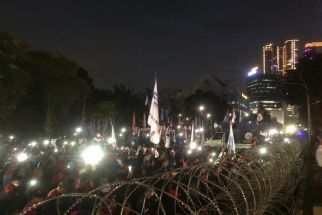 Momen Demo Buruh di Gedung Grahadi Lampu Penerangan Mati Secara Tiba-tiba - JPNN.com Jatim