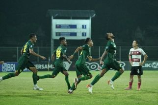 Bek Persebaya Alie Sesay Mesra dengan Kekasih, Kalimat Terakhirnya Bikin Meleleh - JPNN.com Jatim