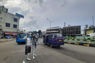Takut Ditangkap Satpol PP, Seorang Manusia Silver Kabur Tinggalkan Anak - JPNN.com Jabar