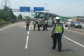 Dugaan Penyebab Kecelakaan Bus dengan Truk di Tol Dupak, Peziarah Ingin Mati Bersama - JPNN.com Jatim