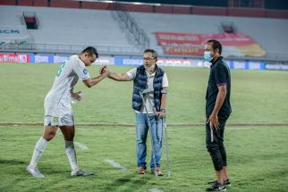 Pelatih Persebaya Aji Santoso Menggunakan Kruk, Sakit Apa? - JPNN.com Jatim