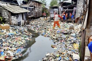 Pemandangan Tak Sedap di Sungai Kalianak, Sampah dan Popok Bayi Menumpuk, Armuji Kebingungan - JPNN.com Jatim