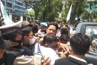 Demo Satu Tahun Bobby Nasution-Aulia Ricuh, Massa Aksi Dipukul Mundur Polisi - JPNN.com Sumut