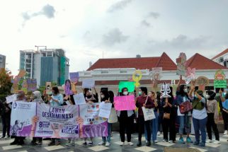 70 Perempuan Bawa Wayang di Depan Alun-alun Surabaya, Tuntut Hal Ini - JPNN.com Jatim