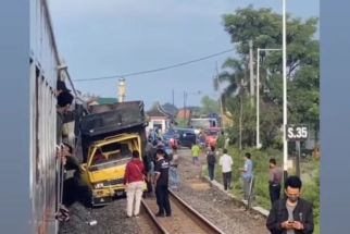 Kecelakaan Kereta Api di Lamongan, Truk Terseret, Nasib Sopir Belum Jelas - JPNN.com Jatim