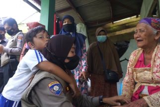 Begini Cara Polwan di Malang Mengatasi Trauma Korban Banjir - JPNN.com Jatim