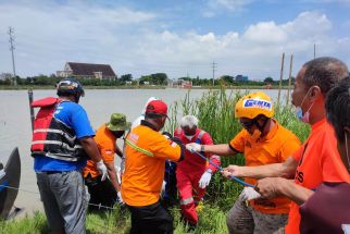 Mayat Pria Tanpa Identitas Mengapung di Banjir Kanal Barat Semarang, Pekerja Gempar - JPNN.com Jateng