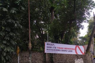 Konfilk Rektorat dan SBM ITB, Spanduk Tidak Menerima Mahasiswa Baru Terpasang di Area Kampus - JPNN.com Jabar