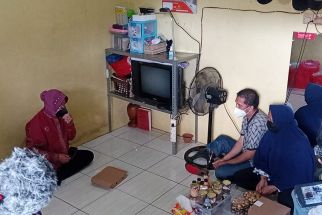 Berkunjung ke Kota Depok, Mensos Risma Berikan Bantuan untuk Ojol Penyandang Disabilitas - JPNN.com Jabar