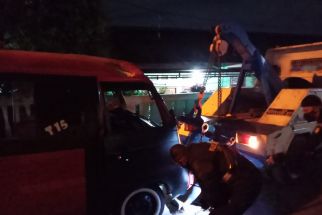 Akibat Kurang Konsentrasi, Angkot Trayek T15 Menabrak Pagar Rumah Warga - JPNN.com Jabar