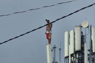 Menegangkan, Detik-Detik Seorang Pria Berusaha Bunuh Diri dengan Menaiki Pemancar di Lantai 4 - JPNN.com Jogja