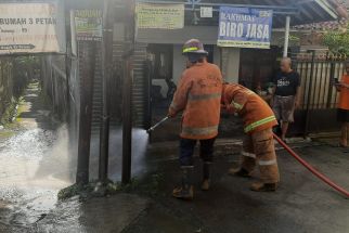 Gegera Kobaran Api dari Tempat Sampah, Pipa Gas Bawah Tanah di Depok Terbakar - JPNN.com Jabar