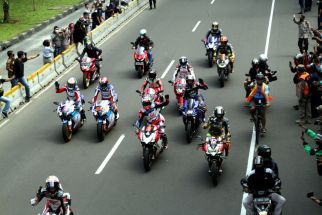 Marc Marquez Perlihatkan Aksi yang Terlarang di Parade MotoGP 2022 Indonesia - JPNN.com Lampung