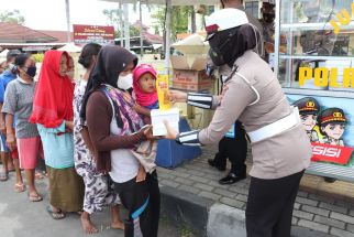 Jumat Berkah, Polres Bantul Bagikan Minyak Goreng Gratis, Mak-Mak Sumringah - JPNN.com Jogja