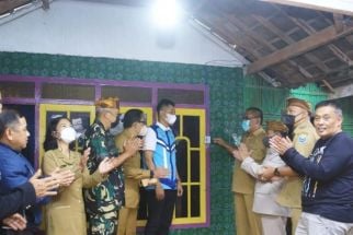 Lampu Rumah Kepala Dusun Lereng Bromo Ini Nyala, Semua Pun Bertepuk Tangan - JPNN.com Jatim