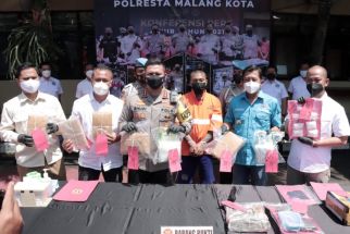 Rumah Kurir Narkoba Kelas Kakap di Malang Digerebek, Barang Buktinya Mengejutkan - JPNN.com Jatim