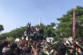 Massa Ojol di Surabaya Sedikit Bernapas Lega Setelah Bertemu Orang Ini - JPNN.com Jatim