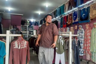 Menjelang Ramadan Pedagang Baju Muslim di Depok Gigit Jari - JPNN.com Jabar