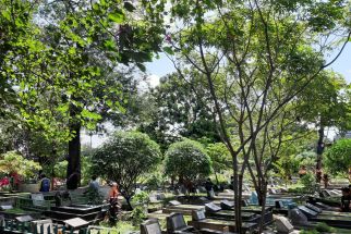Menjelang Ramadan, Pemakaman di Bandung Padat Dikunjungi Peziarah - JPNN.com Jabar