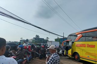 Akibat Jalan Licin, Sebuah Bus Terperosok di Lokasi Pembangunan Tol Cijago - JPNN.com Jabar