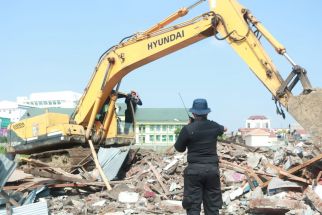 KAI Daop 8 Surabaya Robohkan Bangunan Liar di Atas Lahan Mereka - JPNN.com Jatim