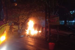 Korsleting Mesin, Mobil Mercy Terbakar di Jalan Hayam Wuruk Surabaya - JPNN.com Jatim