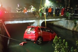 Dini Hari, Mobil Jazz Tercebur ke Sungai Jalan Prapen Surabaya, Sopir Mabuk? - JPNN.com Jatim