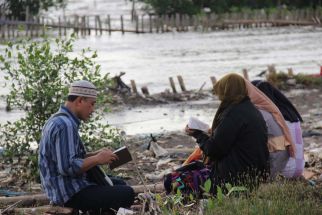 Cerita Peziarah di Pesisir Semarang, Menyelam untuk Mencari Nisan Ayah - JPNN.com Jateng