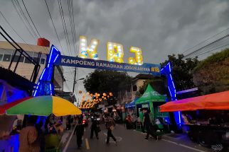 Ramainya Pasar Sore Kampoeng Ramadan Jogokariyan, Begitu Hujan, Pengunjung Bubar - JPNN.com Jogja