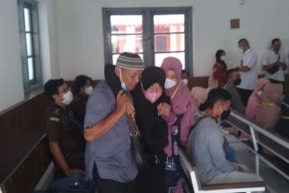 Sidang Kasus Menwa UNS, Ibu Korban Dibopong Keluar saat Pembacaan Vonis - JPNN.com Jateng