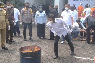 Sambut Ramadan, BNN dan Polresta Malang Kota Bakar-bakar Ganja, Lihat - JPNN.com Jatim