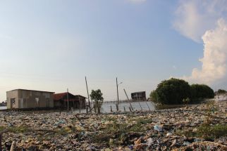 Sampah Terus Berdatangan, Warga Pesisir Semarang Resah, Baunya Menyiksa - JPNN.com Jateng