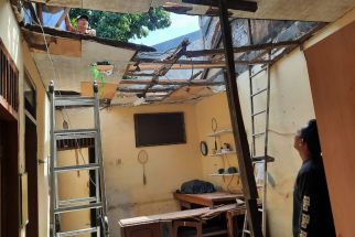 Pulas Terlelap, Naumin dan Istri Tertimpa Atap Rumahnya Sendiri - JPNN.com Jabar