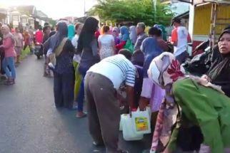 Warga di Lumajang Pilih Minyak Goreng Curah, Rela Antre Sampai Berjam-jam, Lihat - JPNN.com Jatim