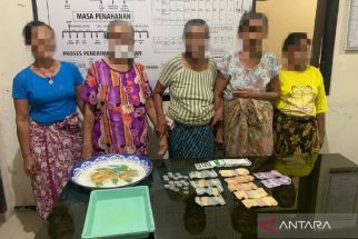 Lima Nenek di Lombok Barat Berjudi di Gazebo, eh Polisi Datang Ganggu, Ini Akhirnya - JPNN.com NTB