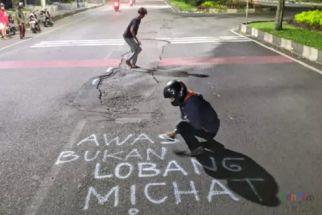 Pemerintah Lambat, Tulisan di Jalanan Malang Pedas, Ada Kata MiChat - JPNN.com Jatim