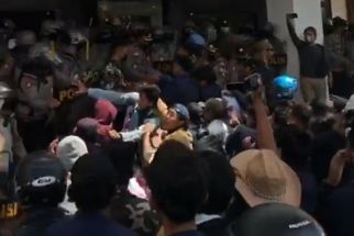 Kericuhan Aksi Demo 11 April di Madura, Kepala Bocor Hingga Blokade Suramadu - JPNN.com Jatim