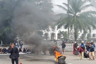 Lihat Aksi Mahasiswa Membakar Ban di Halaman Gedung Sate, Polisi Siaga - JPNN.com Jabar