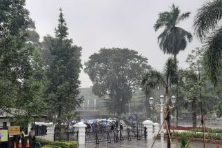 Lagu Halo-halo Bandung Iringi Aksi Mahasiswa di Tengah Derasnya Hujan - JPNN.com Jabar