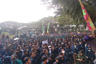 Ribuan Mahasiswa Tumpah Ruah di Depan DPRD Kota Malang, Bawa Banyak Tuntutan - JPNN.com Jatim