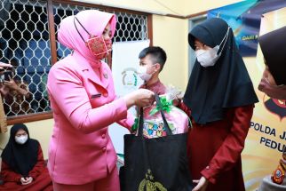 Bagikan Ratusan Sembako, Irjen Suntana Ajak Masyarakat Berbuat Baik di Bulan Ramadan - JPNN.com Jabar