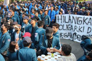 Cerita Doni dan Yanto, Penjual Es Teh di Tengah Lautan Demonstran - JPNN.com Jateng