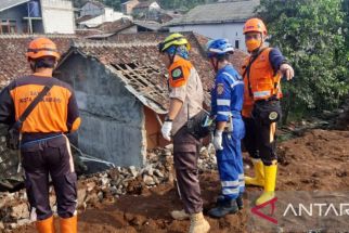 Satu Keluarga di Kota Sukabumi Tertimbun Longsor, Balita 2 Tahun Kritis - JPNN.com Jabar