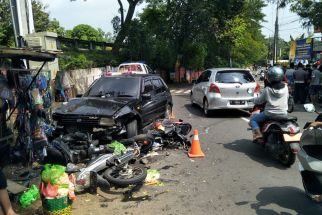 Hilang Kendali, Toyota Starlet Hantam 3 Motor di Semarang, Begini Kondisinya - JPNN.com Jateng