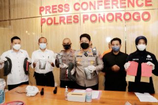 Giliran Polres Ponorogo Tangkap 2 Orang Transaksi Barang Berbahaya di Warung - JPNN.com Jatim