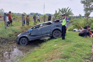 Ban Pecah, Daihatsu Terios Terperosok Parit di Tol Kertosono Ngawi, Begini Kondisi 4 Penumpang - JPNN.com Jatim